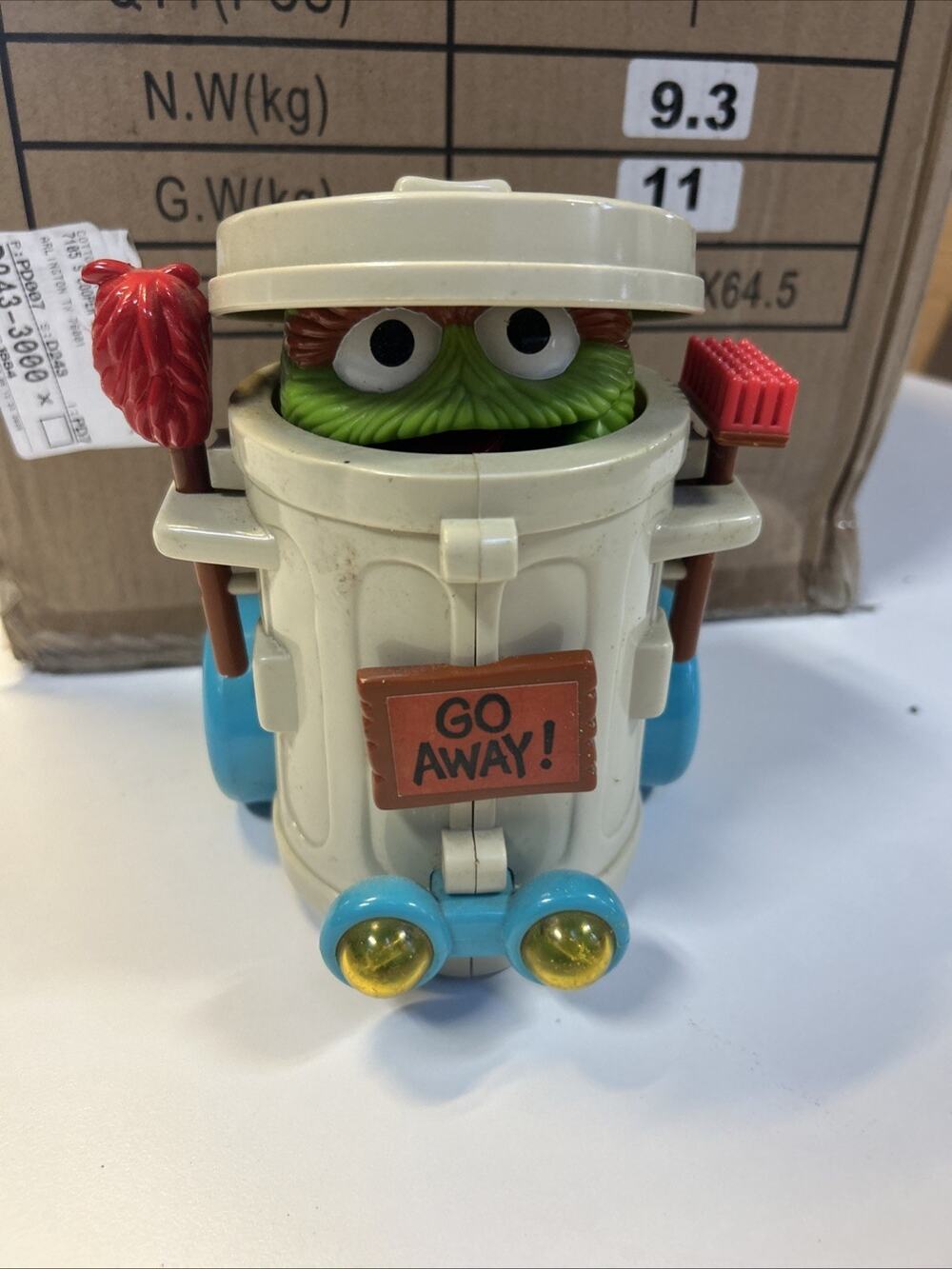 TYCO 1993 SESAME STREET OSCAR GROUCH PEEK A BOO TRASH CAN